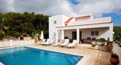 Villa ist Socorrat mit Pool, Tischtennis und Garten