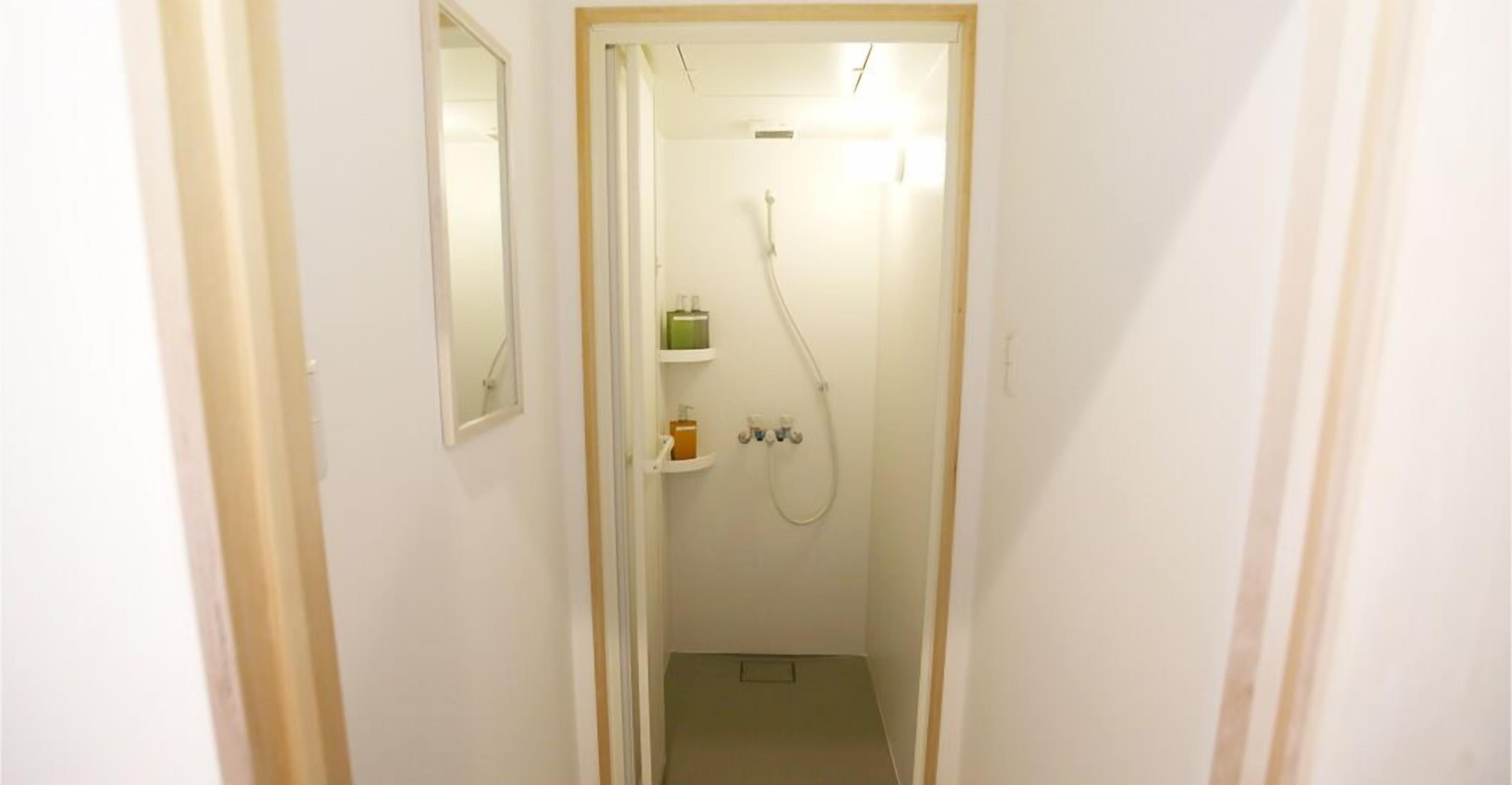 Đồ dùng nhà tắm miễn phí, máy sấy tóc, bồn cầu với vòi rửa điện 