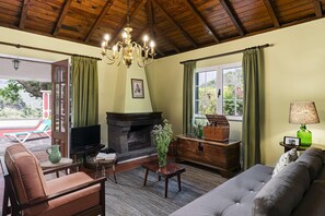 Een televisie en een open haard