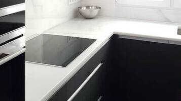 Een koelkast, een microgolfoven, een oven, een kookplaat