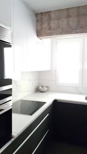 Een koelkast, een magnetron, een oven, een kookplaat