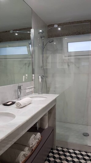 Shower, hair dryer, bidet, towels - Bright and luxurious penthouse in great location (València)