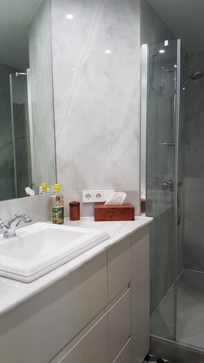 シャワー、ヘアドライヤー、ビデ、タオル