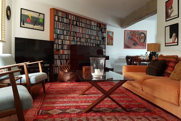 TV connectée, jeux vidéo, lecteur de DVD, livres