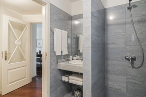 Een douche, een haardroger, handdoeken