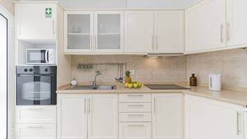 Refrigerador, microondas, horno, placa de cocina