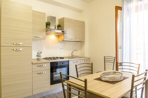 Kühlschrank, Ofen, Herdplatte, Wasserkocher