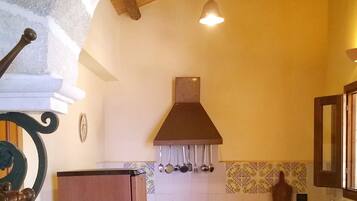 Frigorífico, horno, placa de cocina y hervidor eléctrico