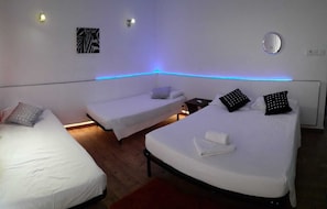 2 habitaciones, tabla de planchar con plancha y cuna de viaje
