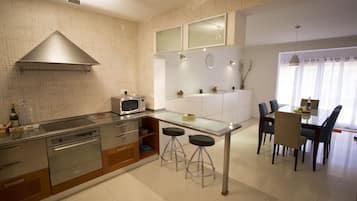 Fridge, microwave, oven, stovetop