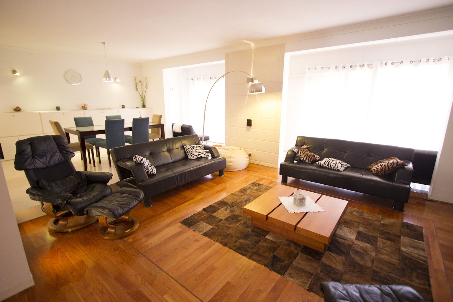 Smart-TV, DVD-Player, Bücher, Stereoanlage