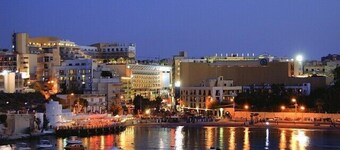 Nightlife but quiet area, modern large home, bayview, garden, bbq, parking