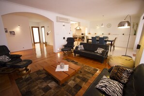 Smart-TV, DVD-Player, Bücher, Stereoanlage