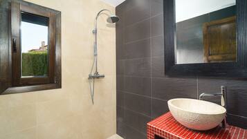 Een douche, handdoeken