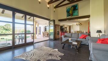 Een televisie, een open haard, een dvd-speler en een tafeltennistafel