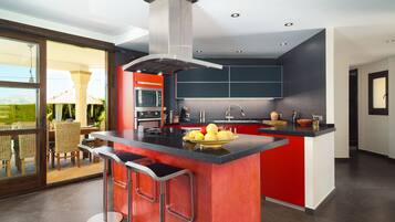 Een koelkast, een magnetron, een oven, een kookplaat