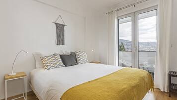 1 dormitorio, tabla de planchar con plancha, wifi y ropa de cama