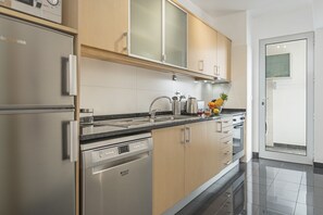 Fridge, microwave, oven, stovetop - Barreiros I, simplicity in Funchal (Funchal)