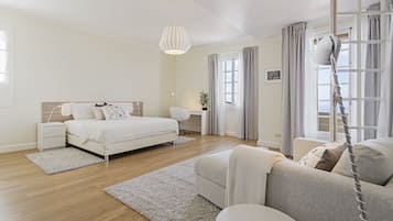 5 bedrooms, iron/ironing board, WiFi, bed sheets