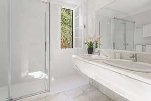 Banheira, secador de cabelo, toalhas de banho 