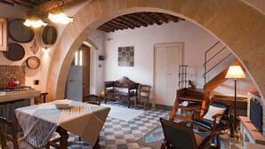 A cozy room with a checkered floor, wooden furniture, and an arched ceiling. - Charming house with shared pool - Titi (Buseto Palizzolo)