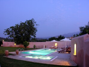 Una piscina al aire libre, una piscina climatizada