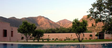 Una piscina al aire libre, una piscina climatizada