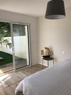 4 habitaciones, tabla de planchar con plancha y cuna de viaje 