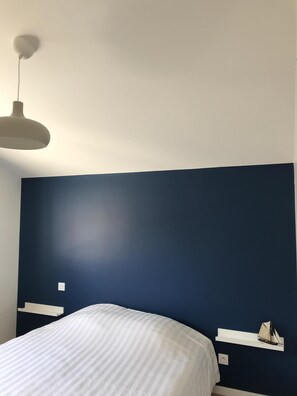 4 habitaciones, tabla de planchar con plancha y cuna de viaje 