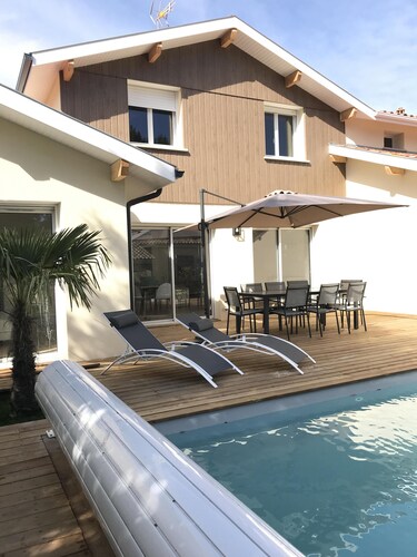 Four-Bedroom House, 8 People with Pool, Called "Whitehaven"