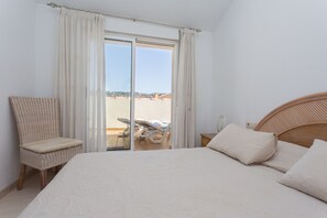 3 slaapkamers, een strijkplank/strijkijzer, wifi, beddengoed