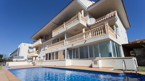 A two-story building with a swimming pool in front. - Holiday rental Penthouse Javea (Javea / Xàbia)