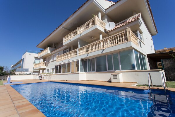 A two-story building with a swimming pool in front. - Holiday rental Penthouse Javea (Javea / Xàbia)