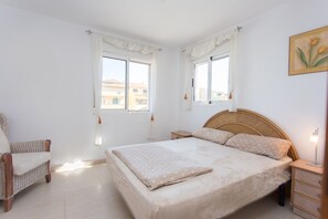 3 bedrooms, iron/ironing board, WiFi, bed sheets