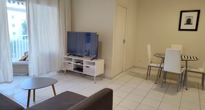 TV, DVD player, books, video library - Seafront Charming Albir Apt (next To Altea, Benidorm); Wifi, AC, Golf, Sea Views (L'Alfàs del Pi)