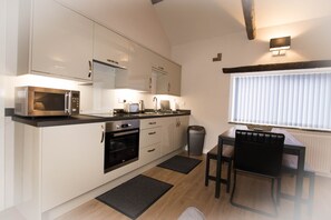 Kjøleskap, mikrobølgeovn, ovn og kokeplater