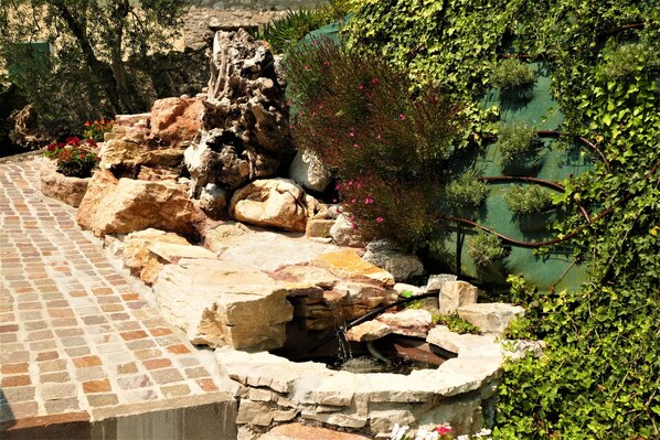 Exterior detail - Apartment balcony view, heated swimming pool, air conditioning,parking area (Malcesine)