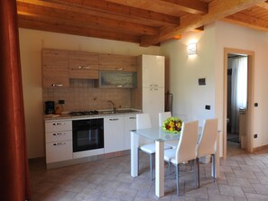 Kühlschrank, Ofen, Herdplatte, Wasserkocher mit Kaffee-/Teezubehör