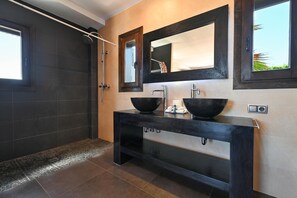 Douche, serviettes fournies