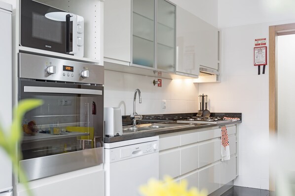 Frigorífic, microones, forn i placa de cuina