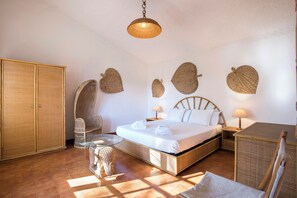 3 chambres, coffres-forts dans les chambres, fer et planche à repasser