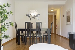 Dining - Pena I, your holidays in the center of Funchal. (Funchal)