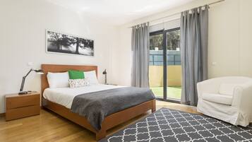 2 quartos, espaço de trabalho para notebook