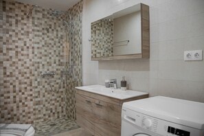 Douche, articles de toilette (gratuits), séchoir à cheveux