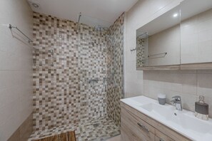 Shower, free toiletries, hair dryer, towels