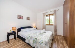 2 bedrooms, travel cot, free WiFi, bed sheets