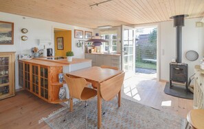 Kühlschrank, Herdplatte, Wasserkocher mit Kaffee-/Teezubehör