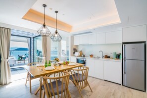 Minibar, in-room safe, desk, soundproofing - The Pier Hotel (Sai Kung)