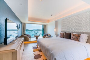 Minibar, in-room safe, desk, soundproofing - The Pier Hotel (Sai Kung)