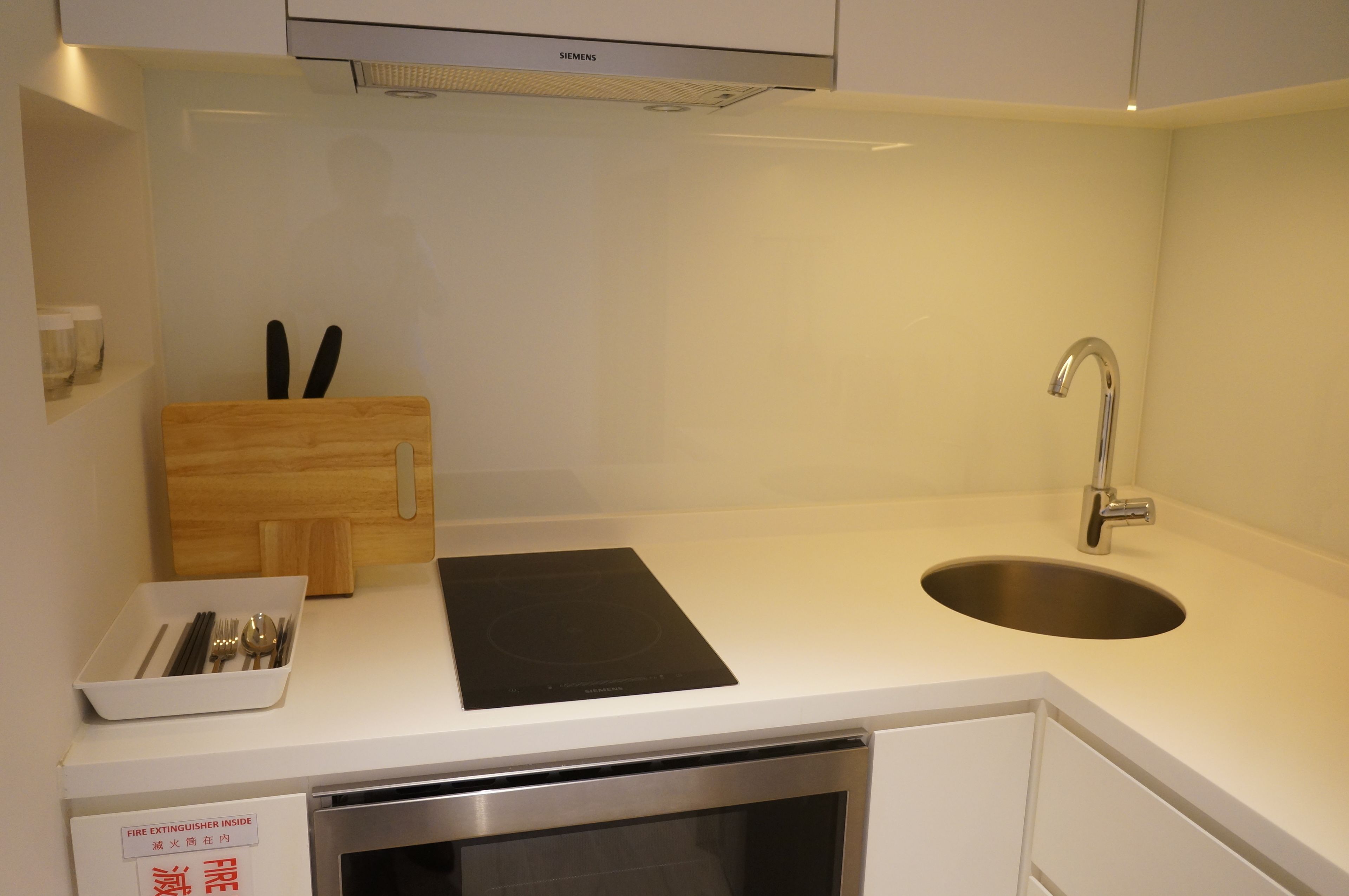 deluxe double room, balcony, mountain view | private kitchenette | paper towels